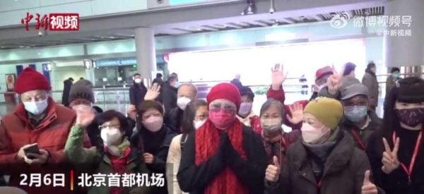 大妈造型参加港赴北京首发团  黄淑仪受访被称“香港游客”