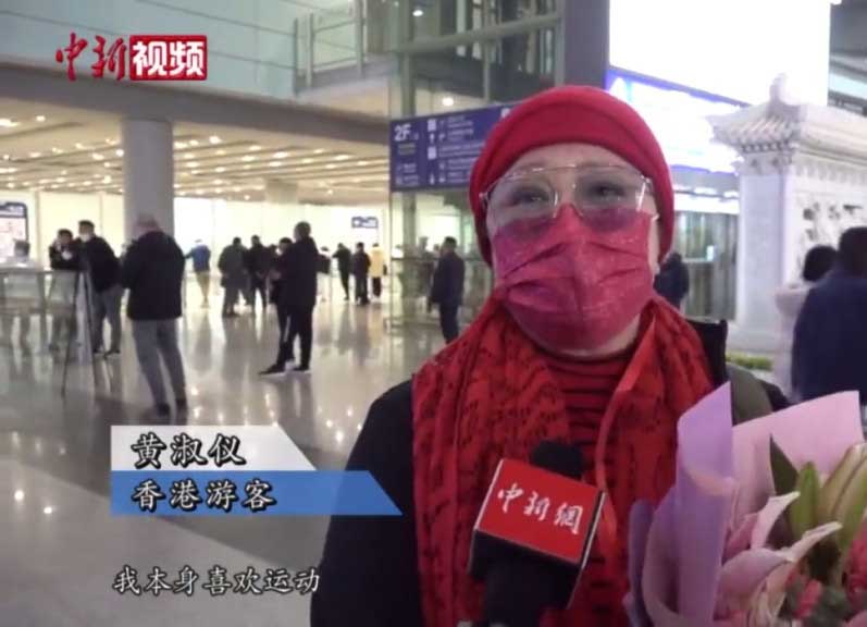 大妈造型参加港赴北京首发团  黄淑仪受访被称“香港游客”