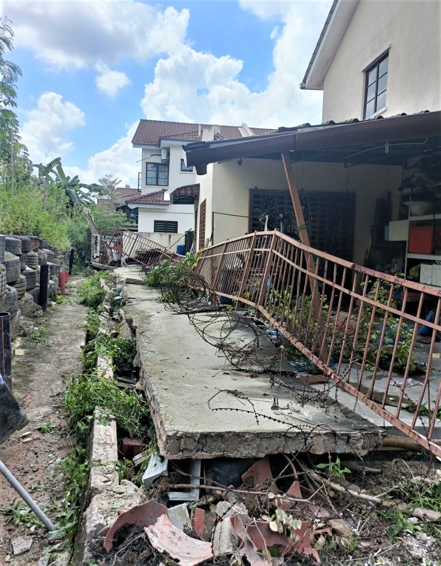 大都会／大雨冲蚀围墙坍塌，TNB承包商填高地段造成／3图