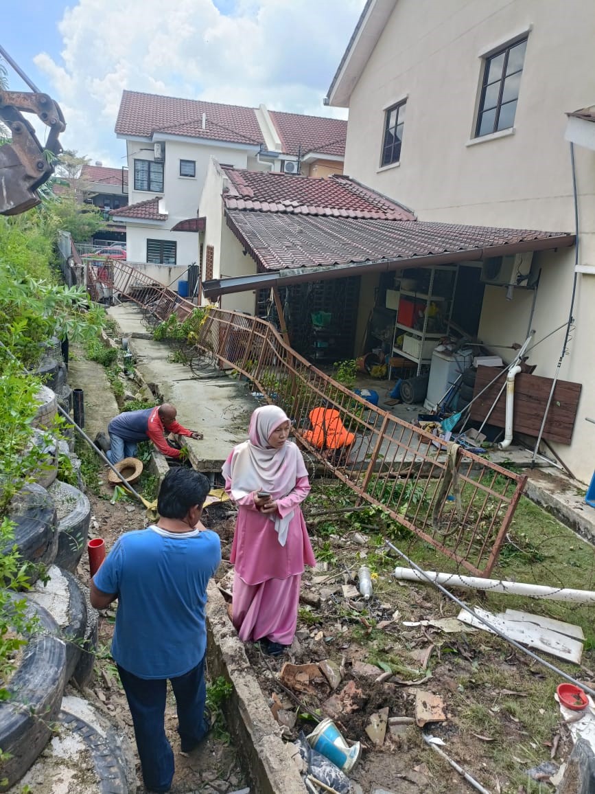 大都会／大雨冲蚀围墙坍塌，TNB承包商填高地段造成／3图