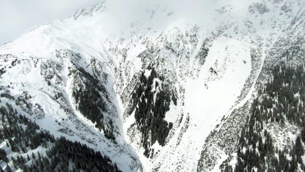 奥地利瑞士雪崩频传夺 至少5人丧生