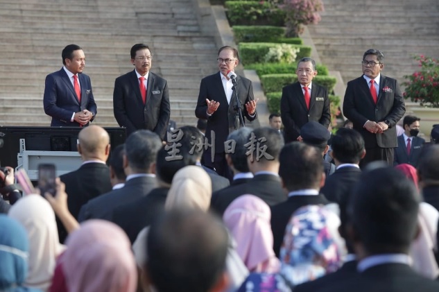 安华不忍官员烈日站着  ​首相署常月集会20年后迁至室内