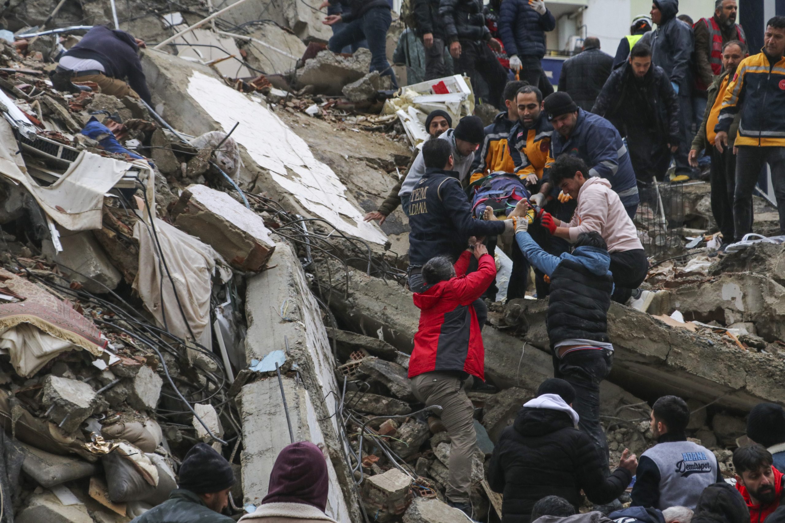 封面副文／  7.8级强震袭土耳其叙利亚 至少641死数百伤