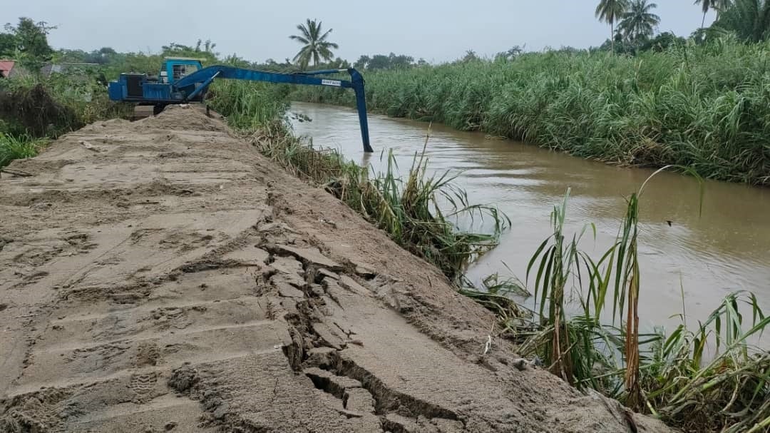 峇登拉律河决堤 缺口修复