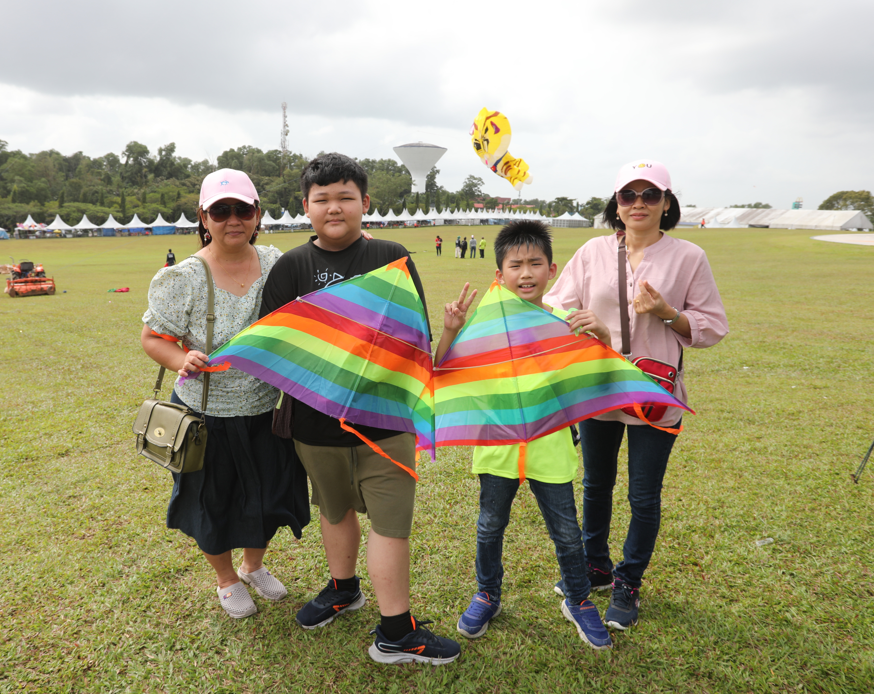 **已签发**柔：封面：【特稿】：巴西古当风筝节回来啦！家长小孩乐享风筝放飞乐趣