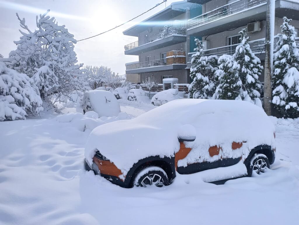 希腊冬季风暴雅典大雪 学校法院关闭