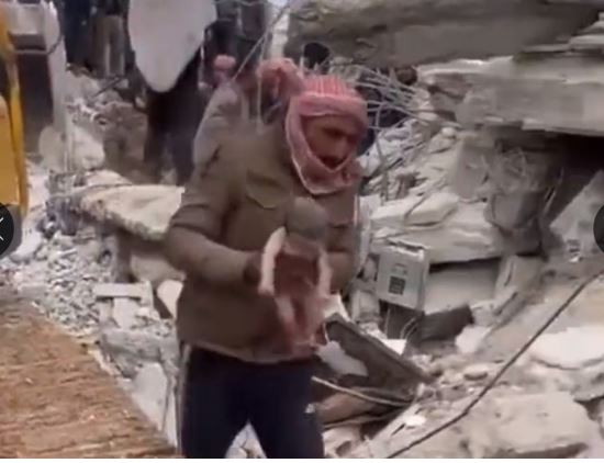  强震中 　叙利亚妇女瓦砾下分娩后亡　男婴奇迹获救