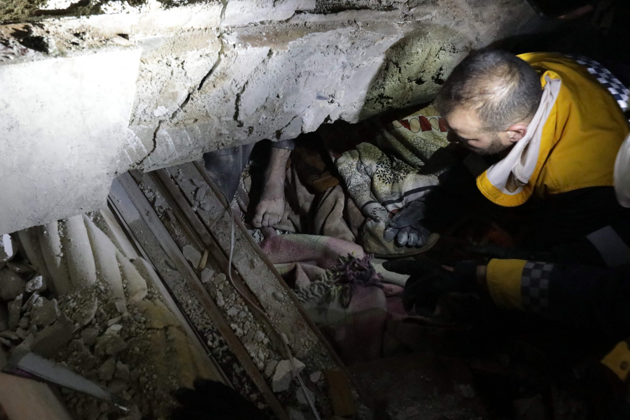 强震致多处建筑物坍塌 叙利亚至少42死200死
