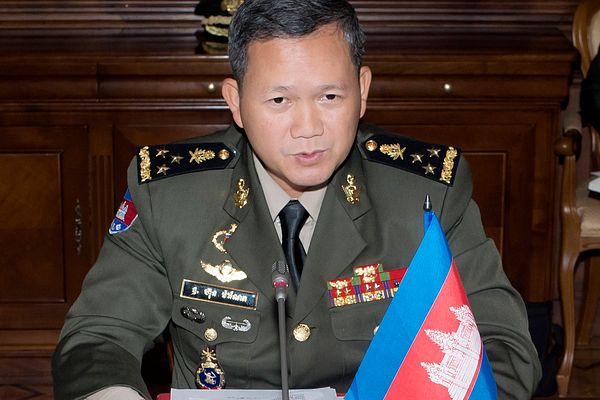 报道有构陷儿子越权之虞 柬埔寨总理下令关媒体