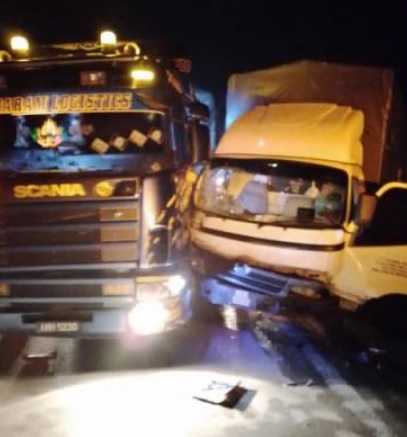 拖车与2重型罗里相撞  罗里司机当场死亡！