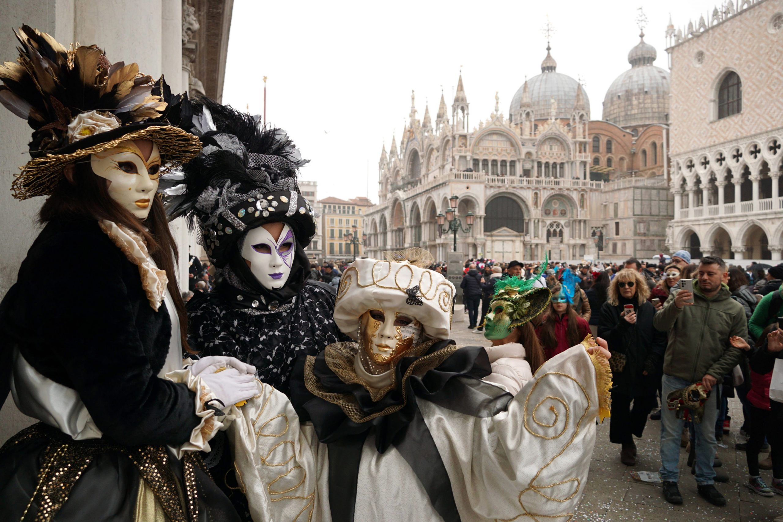 拚图两图)中国传统服饰首次亮相意大利威尼斯狂欢节 奏起《梁祝》