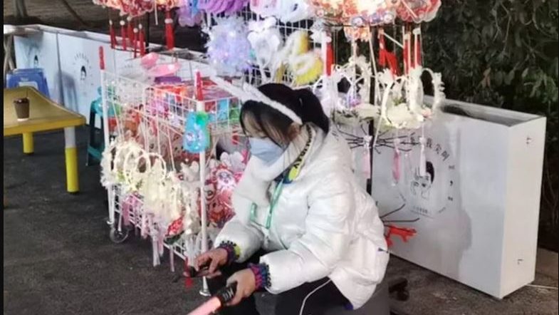 11岁女春节卖花灯 半个月赚逾6千