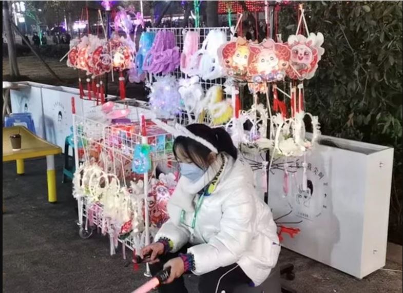 拚盘／生意奇才！11岁女春节卖花灯 半个月赚逾6千