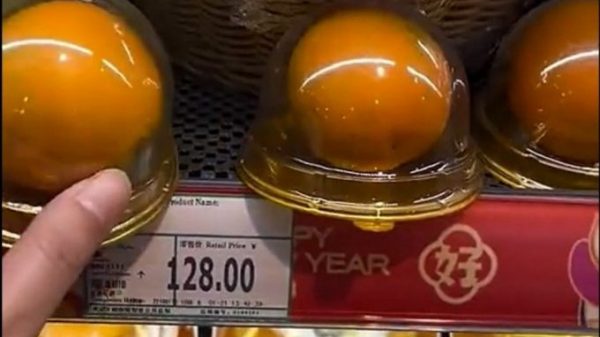82令吉一粒橙 黄梨卖630令吉  超市：稀有种口感不一样