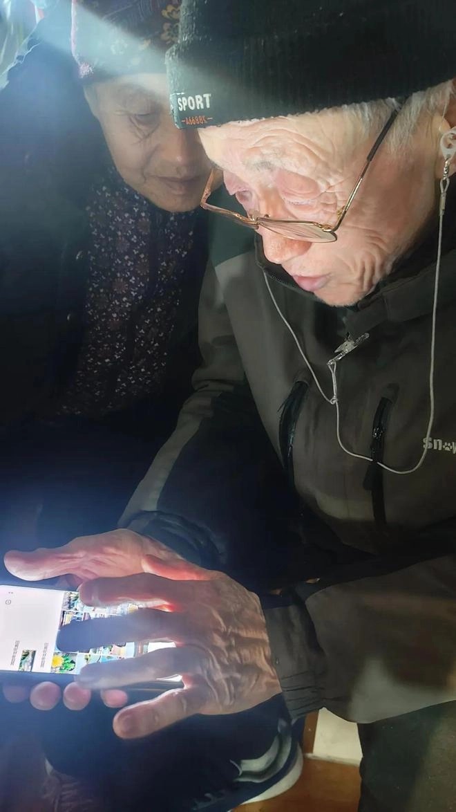 拼盘／退休看电视没意思 山东80岁老夫妻开车游中国