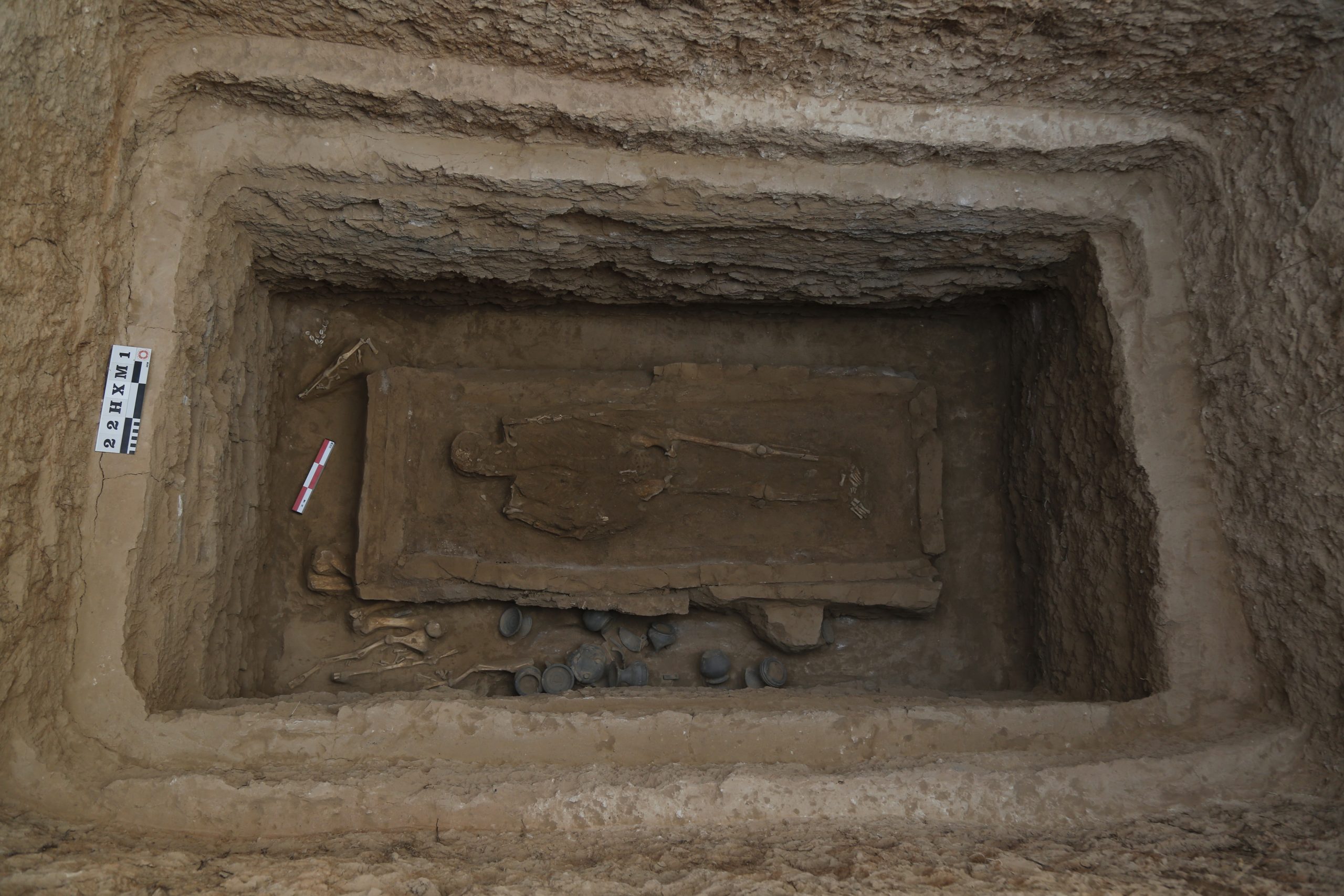 拼盘／陕西陶渠遗址发现8座“甲”字形大墓 系两周时“京”国所在地