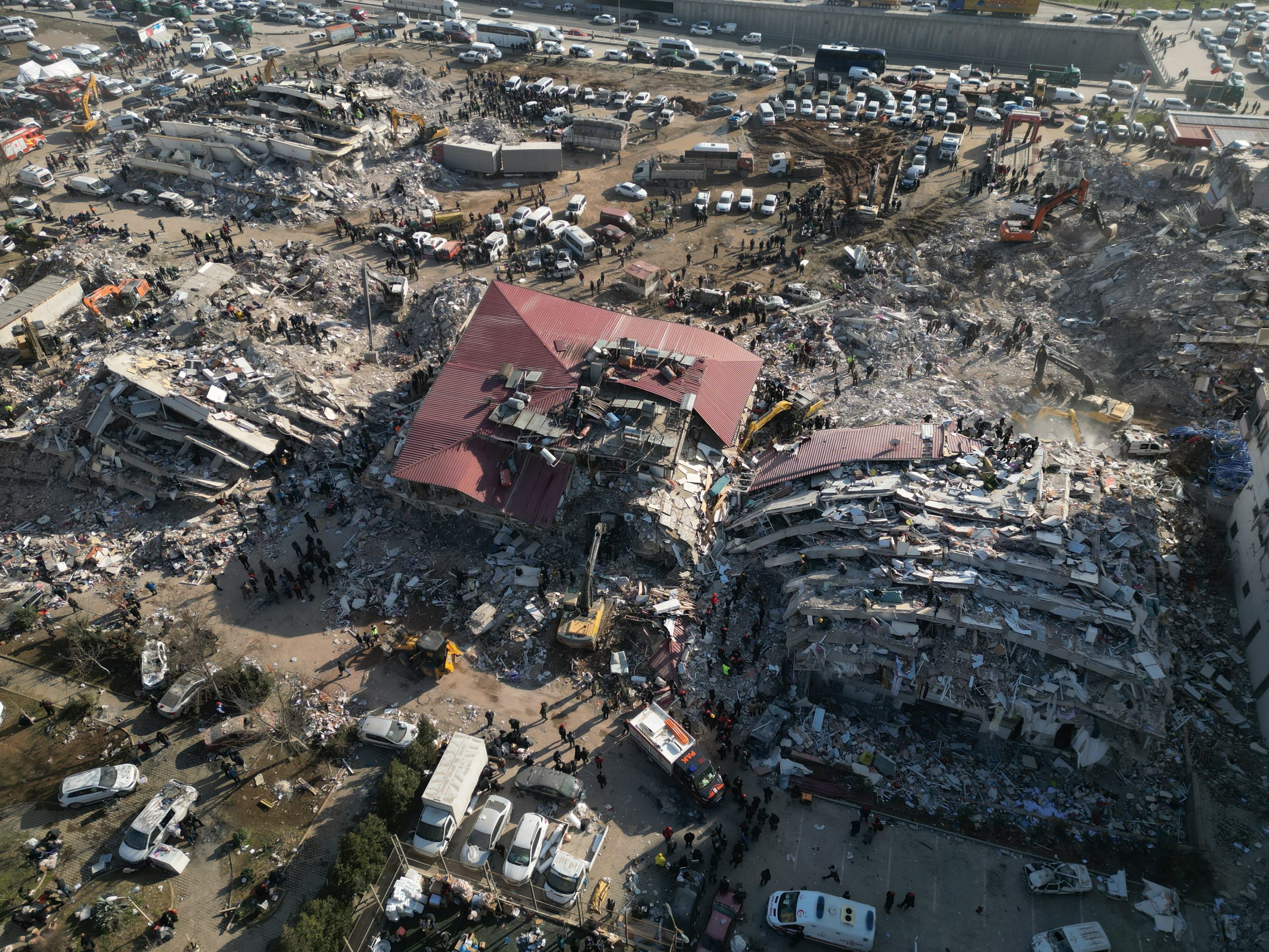 搜救人员与时间赛跑 土耳其地震灾区又有121人获救