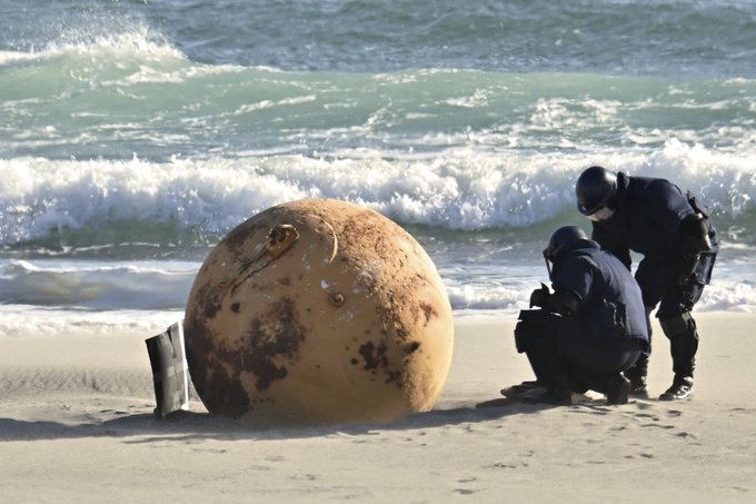 日海滩惊现神秘铁球　防爆小组出动X光机