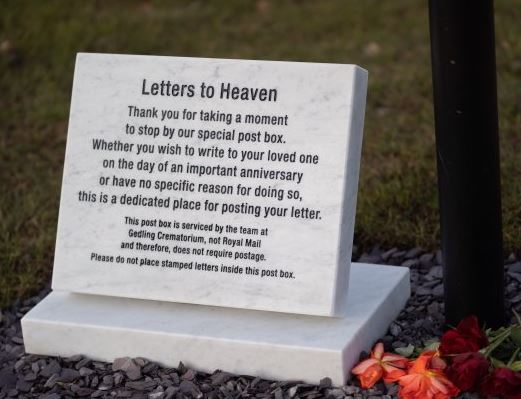 英国女孩在火葬场装了个寄往天堂的信箱 给逝世的亲人的信 