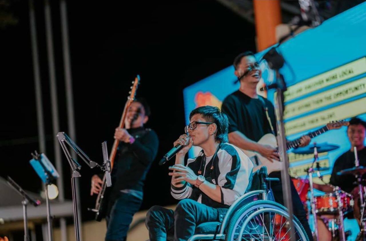 车祸瘫痪勇敢面对人生 坐轮椅组团卖唱