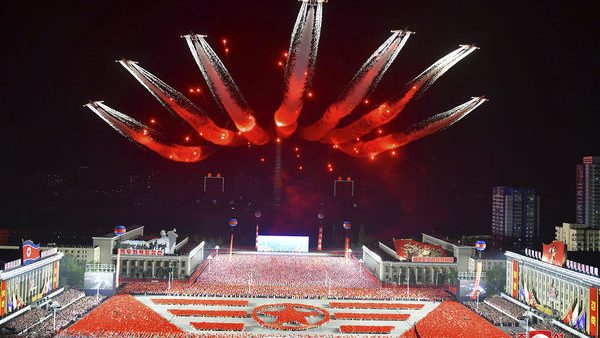 朝鲜准备大规模阅兵！卫星拍到“红光乍现”庆祝75周年建军节