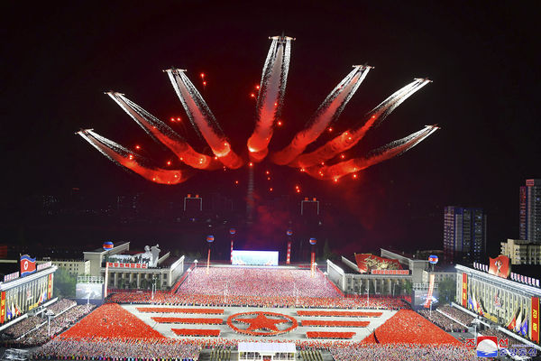 朝鲜准备大规模阅兵！卫星拍到“红光乍现”庆祝75周年建军节