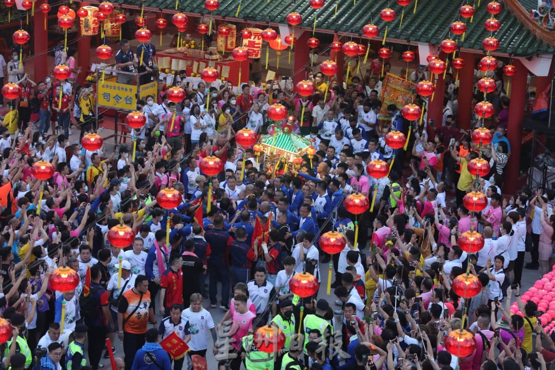 柔：封面主文：柔佛古庙游神活动恢复疫情前热闹场景，洗去疫情期间游神路线空荡荡的孤寂