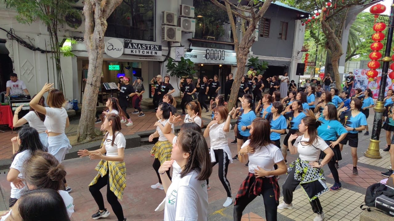 柔：新闻：陈旭年文化街“歌舞升平在老街”  带领参与者舞动身体、欣赏音乐