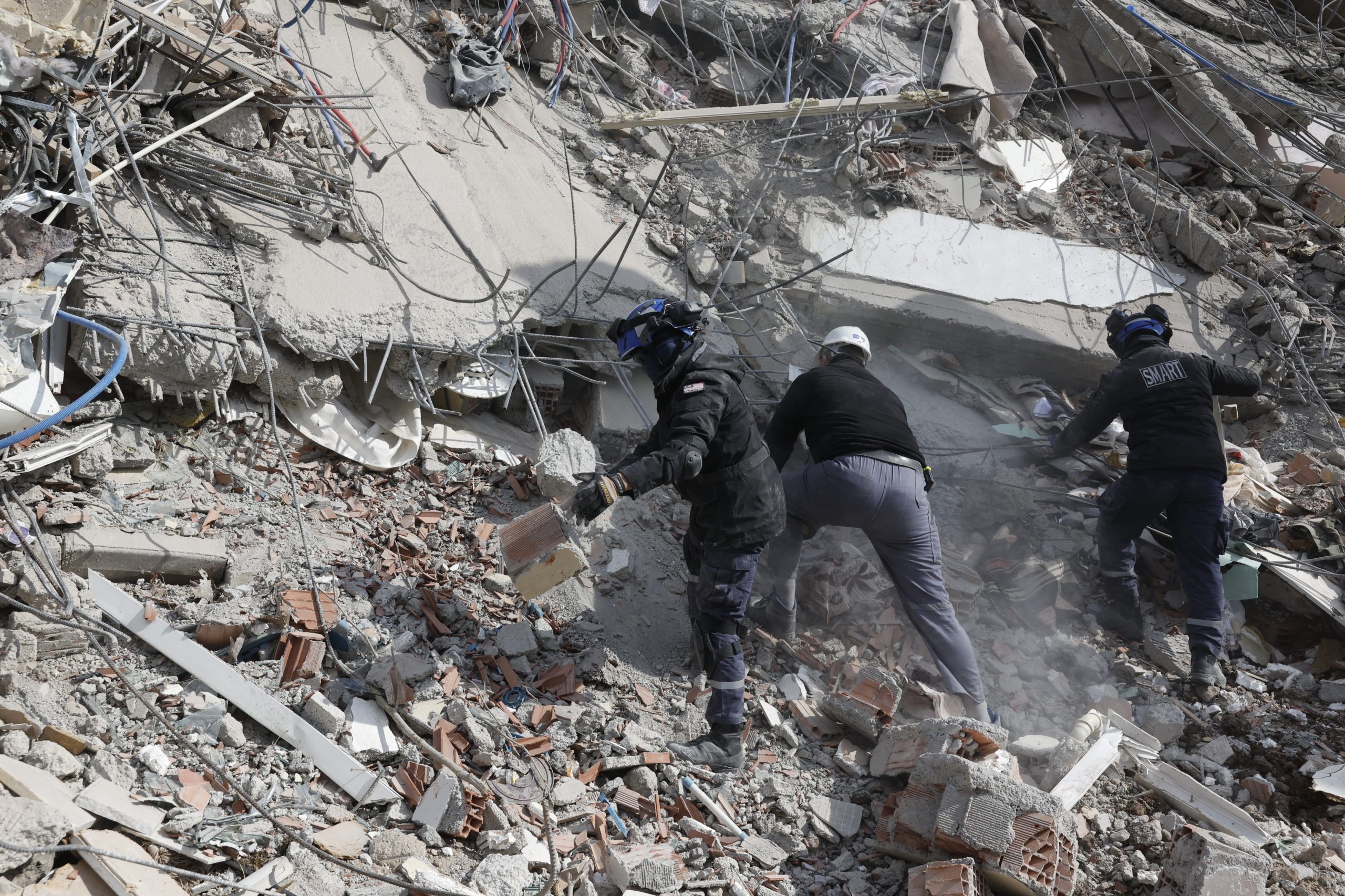 根据马新社记者现场观察，努尔达吉镇遭受严重破坏，2至7层楼的住宅楼全面坍塌。（马新社图）