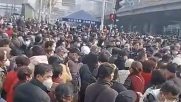 武汉数百退休者公园集会 抗议削减医药补贴
