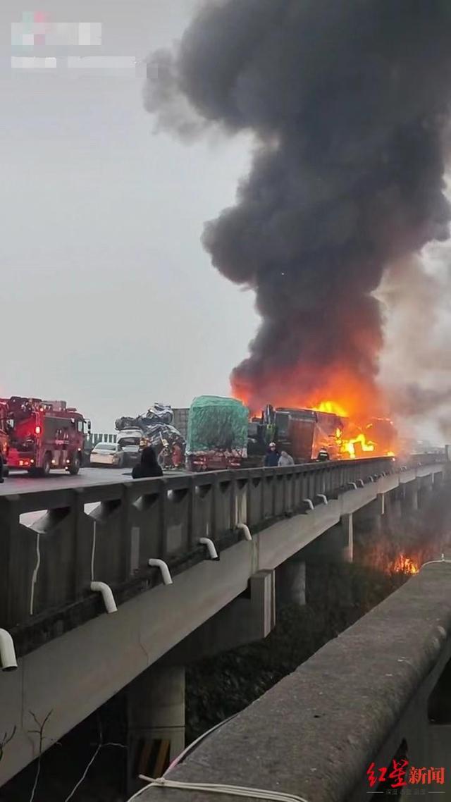 湖南高速公路多车追撞  火光冲天
