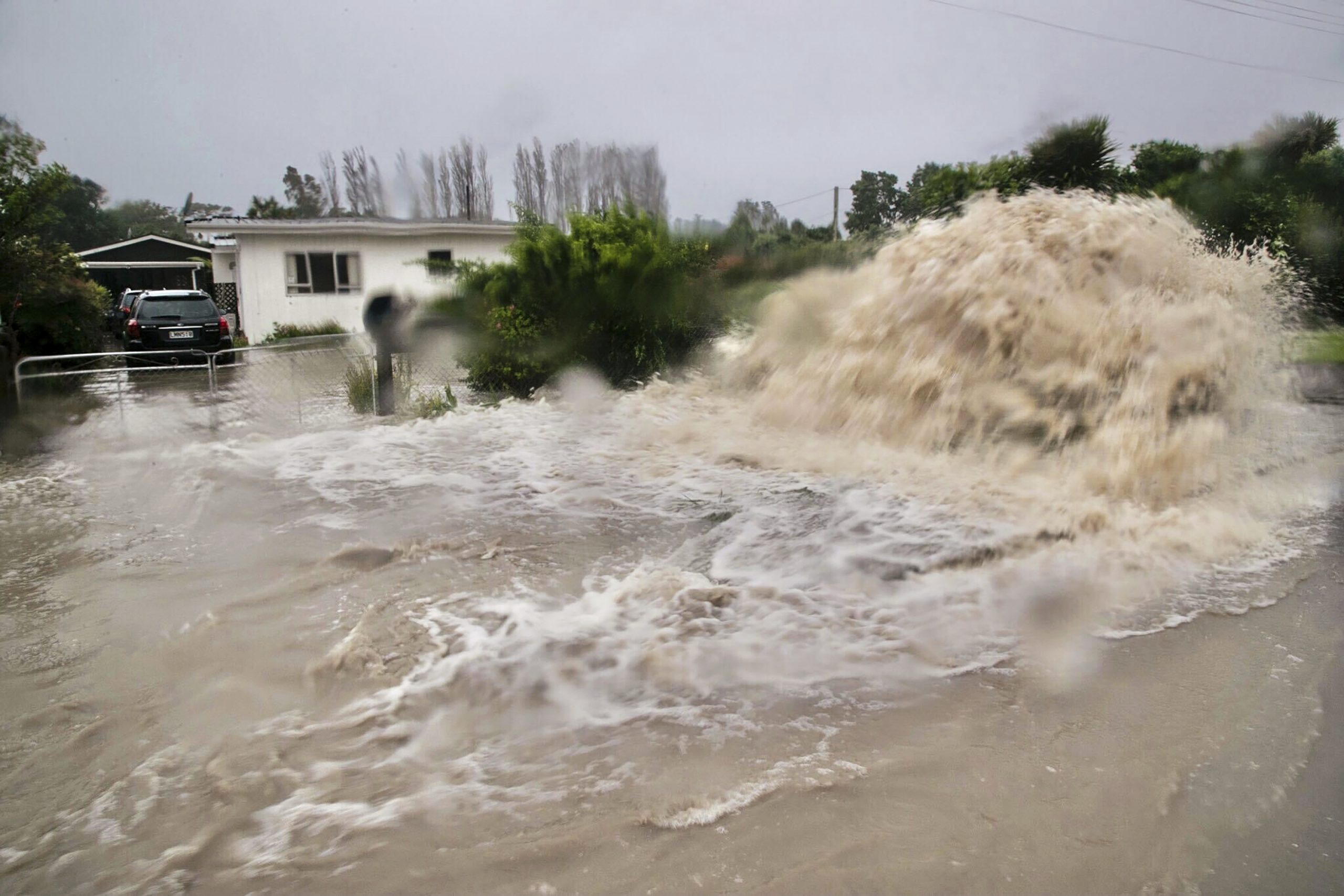 热带气旋挟强风暴雨吹袭 纽西兰史上第三次宣布全国紧急状态