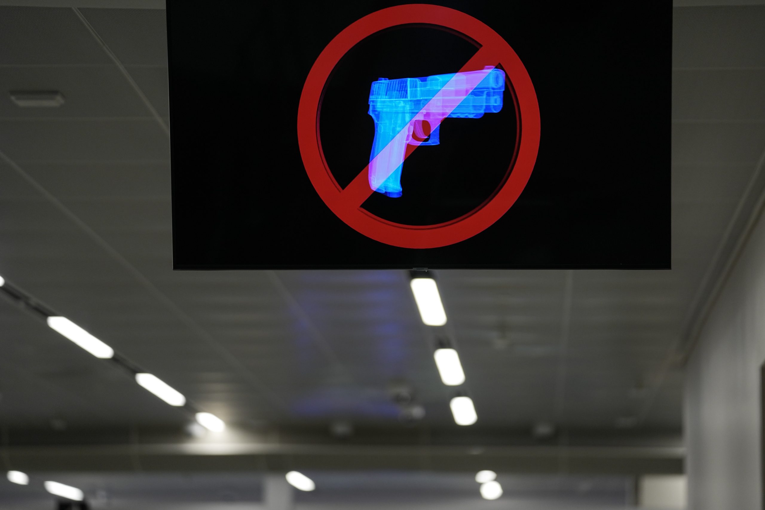 看世界 行李中有枪！ 　美机场安检站去年截获6542支枪创新高
