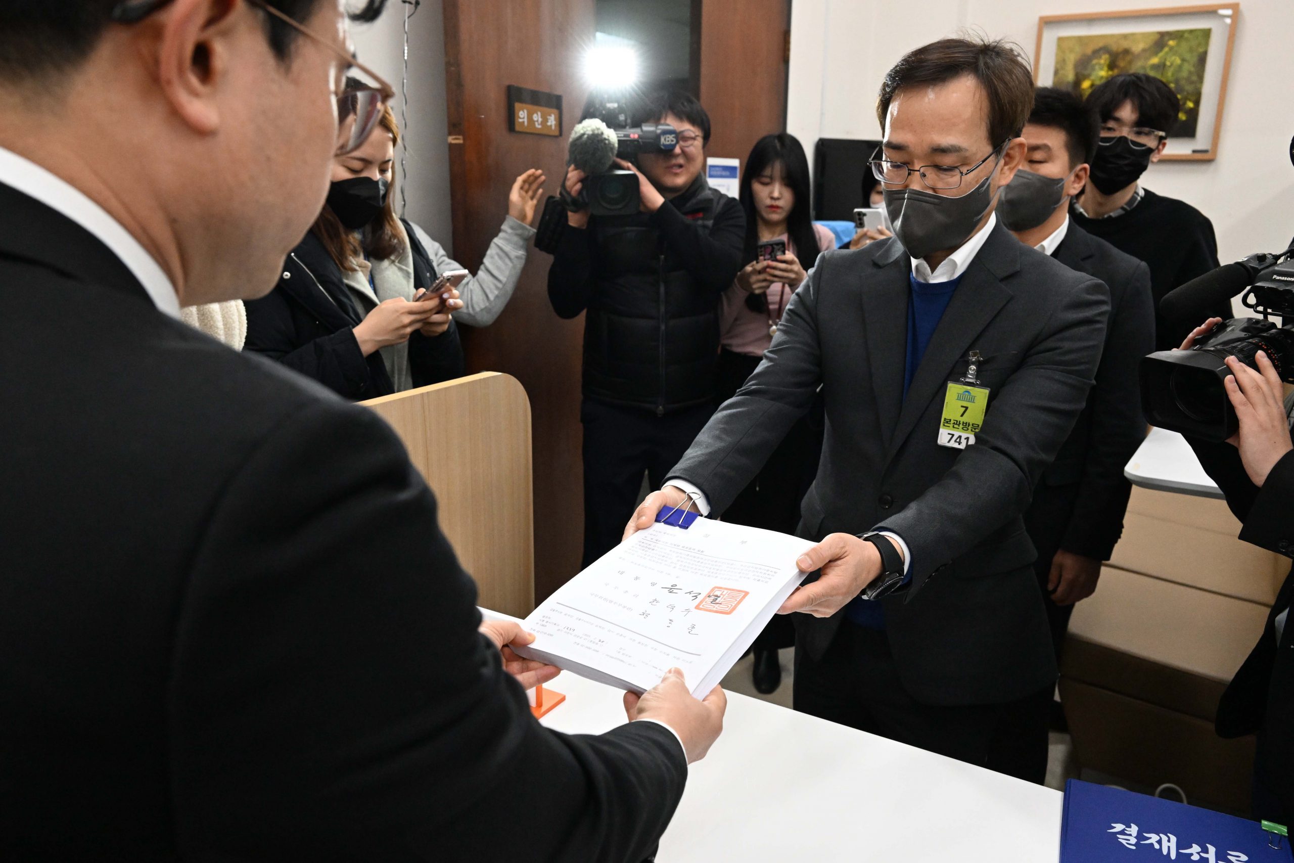 看世界    韩总统批准逮捕最大在野党党魁李在明