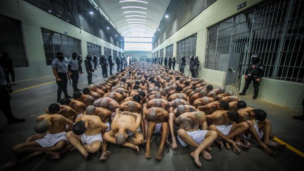 萨尔瓦多转移2000囚犯入最大监狱 犹如犯罪电影拍摄场景