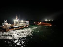 看世界／韩国南部发生渔船翻沉事故 三人获救九人失联