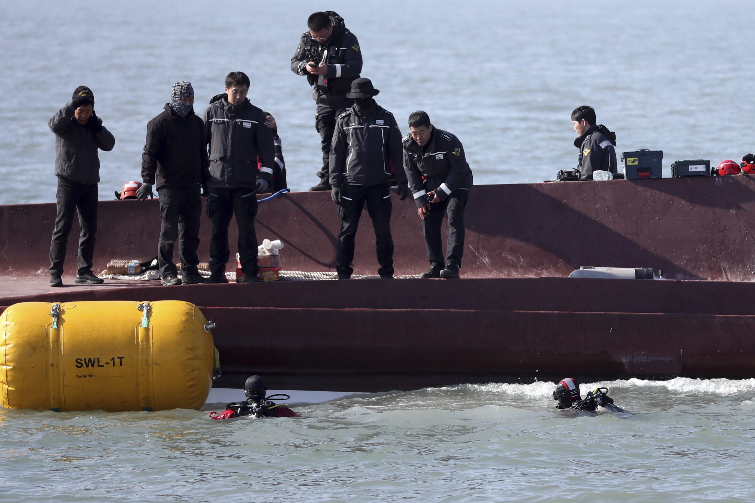 看世界／韩渔船翻覆3人死亡！轮机长罹难“陈尸寝室”　6船员仍下落不明