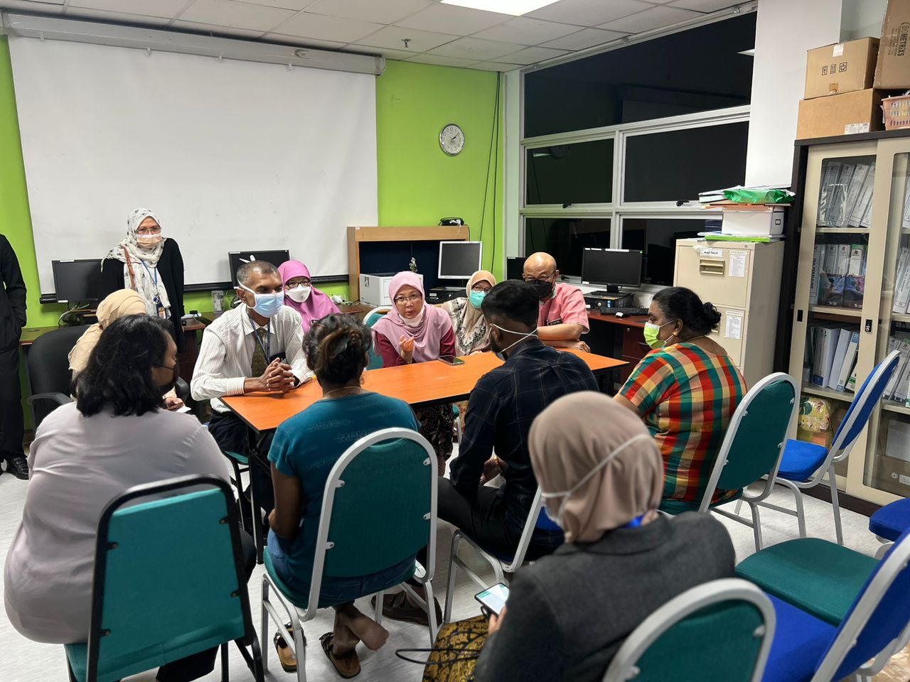  精神病患者急诊室刺伤一病人 背部腹部中3刀蒙重伤