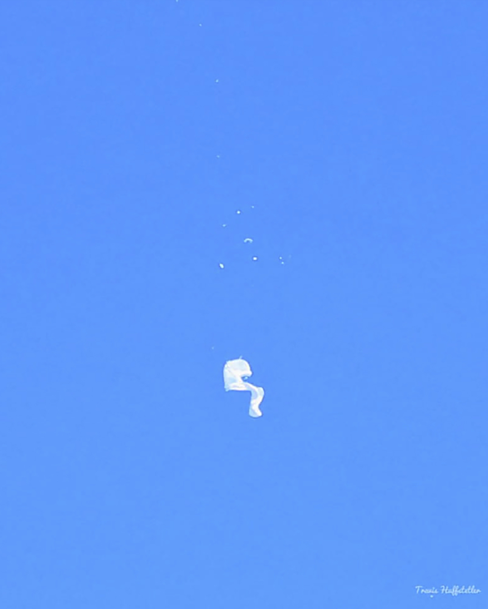 美军击落气球 目击者：像一张皱巴巴厕纸般飘落