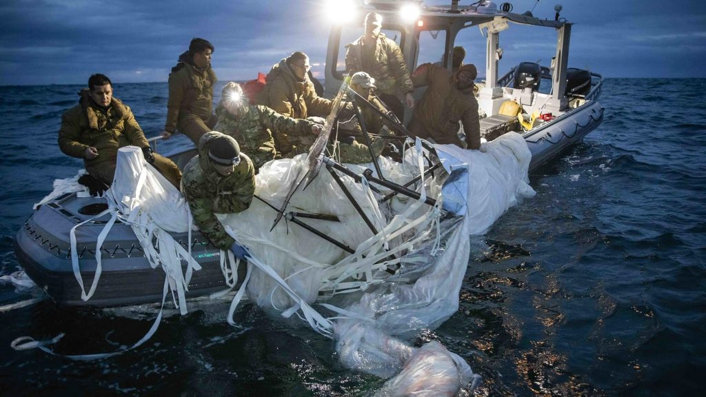 美国海军公布首批打捞中国气球残骸照片