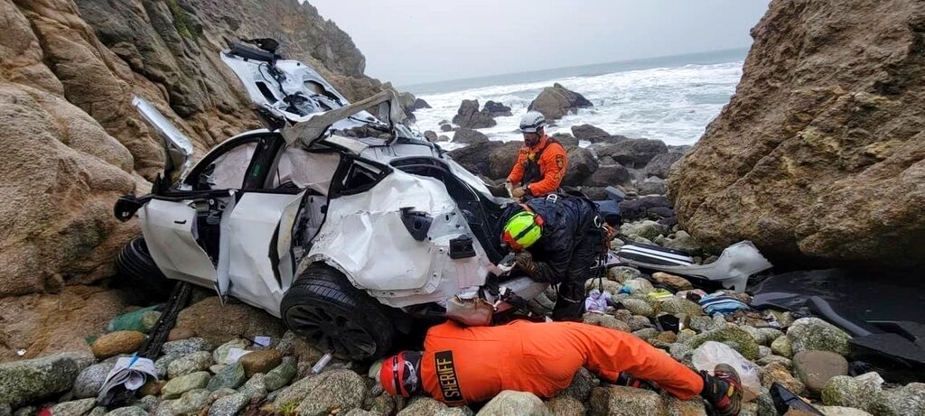 美国男子开车将家人撞下加州海边悬崖 被控谋杀未遂罪