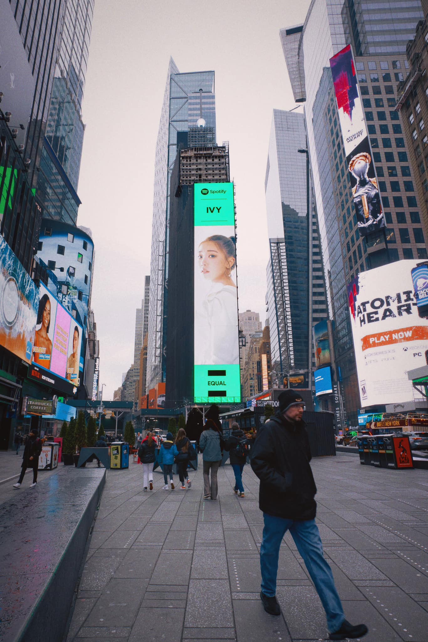 艾薇登纽约时代广场巨屏　想买机票赴美跟自己合照	