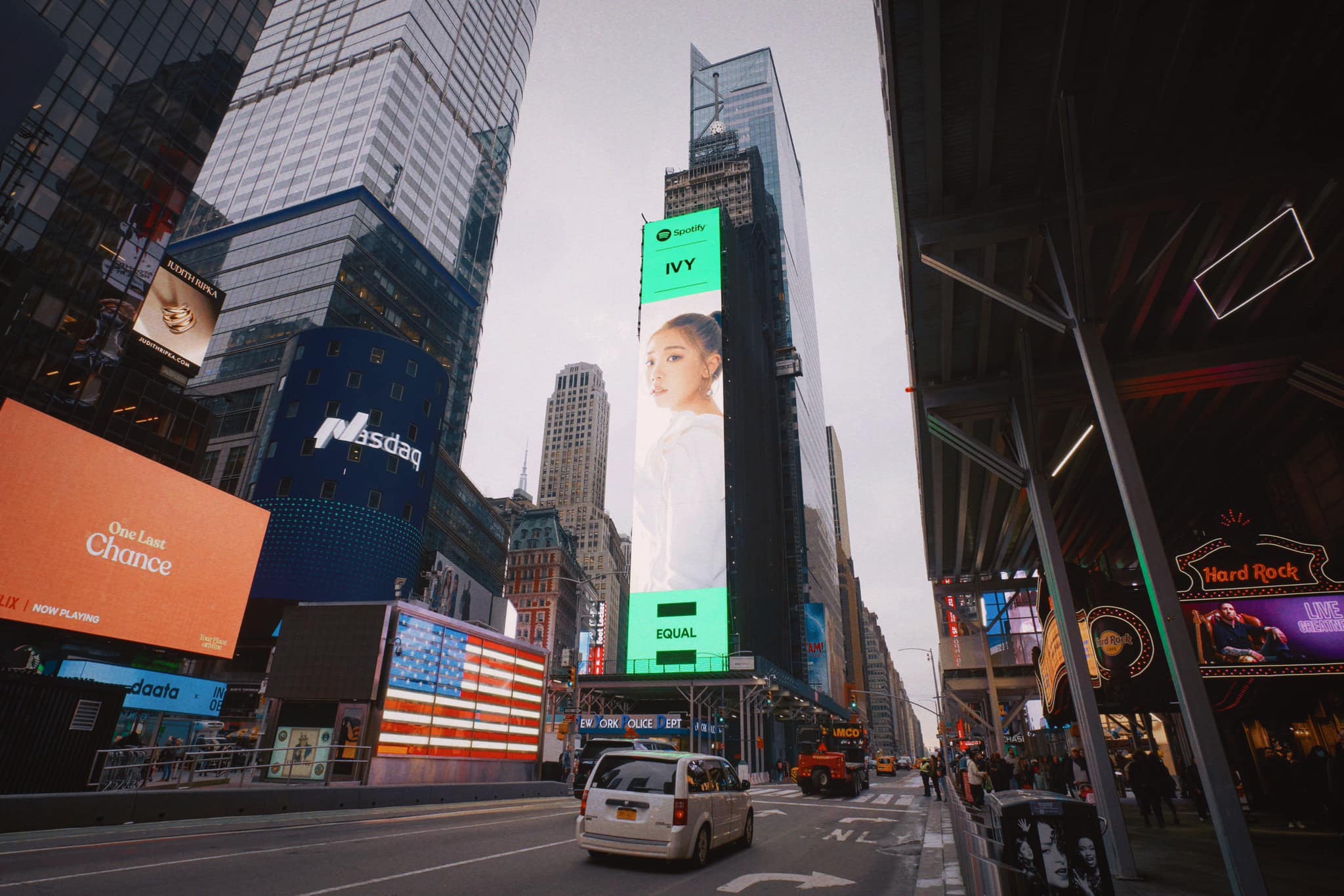 艾薇登纽约时代广场巨屏　想买机票赴美跟自己合照	