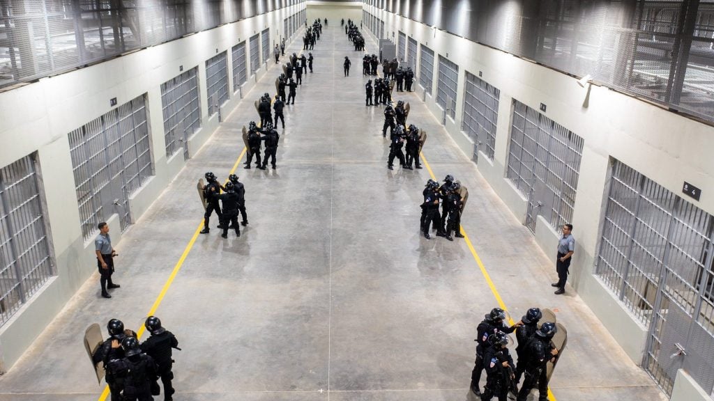 萨尔瓦多新建巨无霸监狱可关4万囚犯 将成世界最大监狱