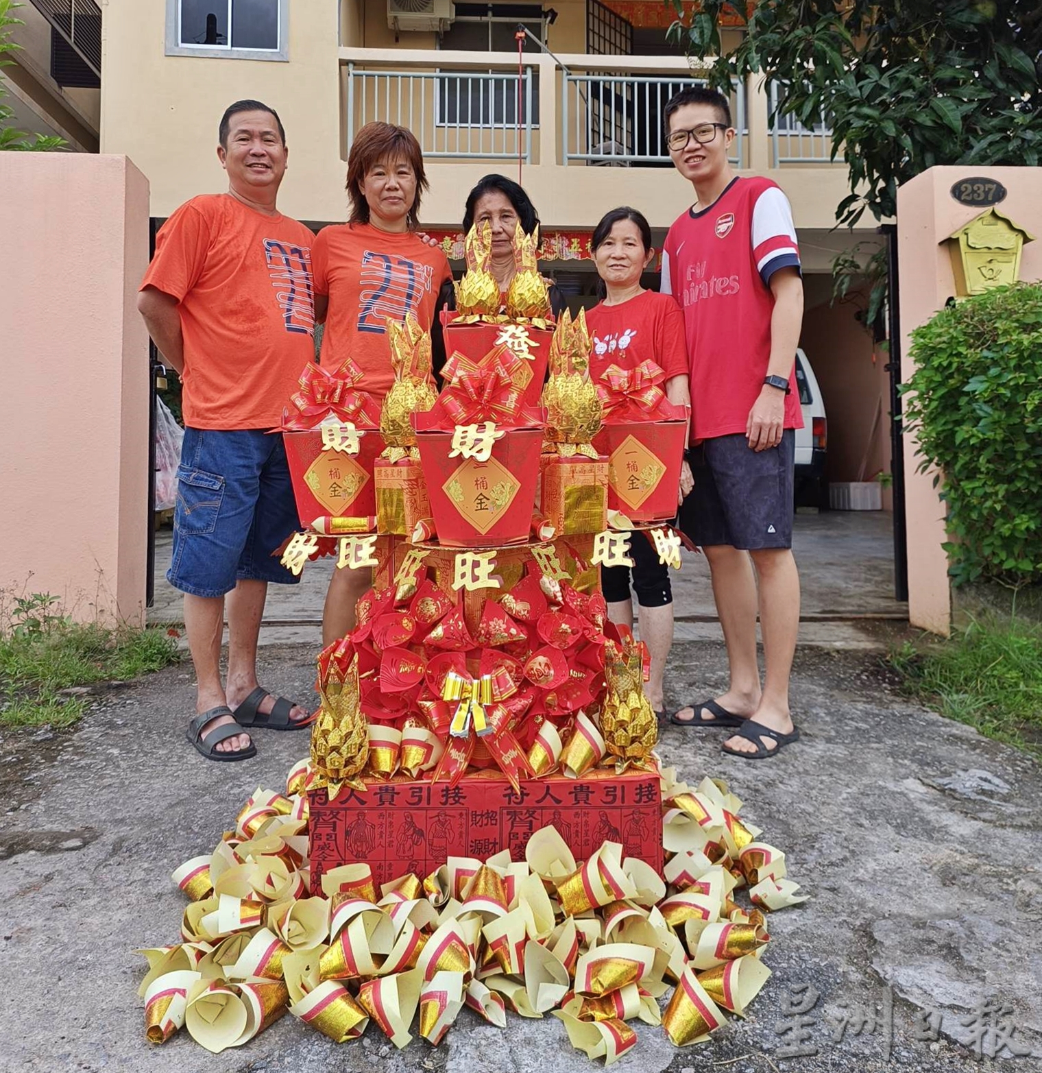 虽然今天是工作及上课天，惟吉兰丹哥市唐人坡镇兴宫（天上圣母）配合元宵节举办的妈祖出巡盛典，人潮鼎盛。唐人坡住户可谓“传承之家”，连12岁的女生都能以金纸巧手设计“金山玉兔”，等著抬轿队和龙狮团前来闹元宵，真正突显丹州华人百年民俗特色。