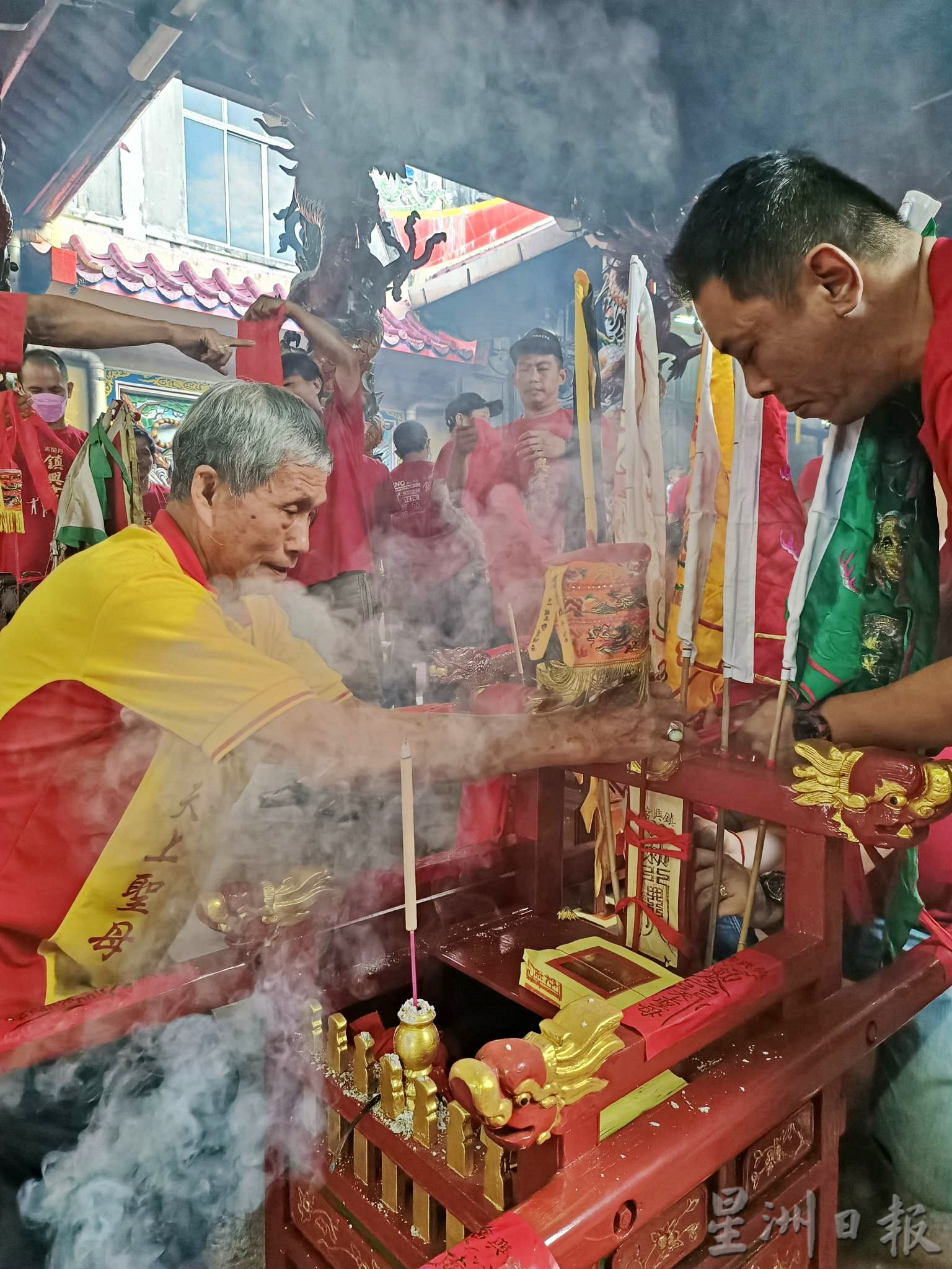 虽然今天是工作及上课天，惟吉兰丹哥市唐人坡镇兴宫（天上圣母）配合元宵节举办的妈祖出巡盛典，人潮鼎盛。唐人坡住户可谓“传承之家”，连12岁的女生都能以金纸巧手设计“金山玉兔”，等著抬轿队和龙狮团前来闹元宵，真正突显丹州华人百年民俗特色。