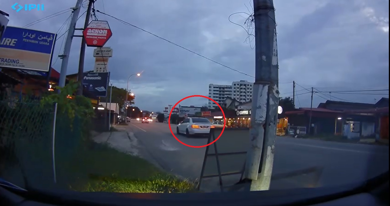 视频 | 马赛地路中央突然U转 轿车为闪避撞灯柱怒对方撞后逃！