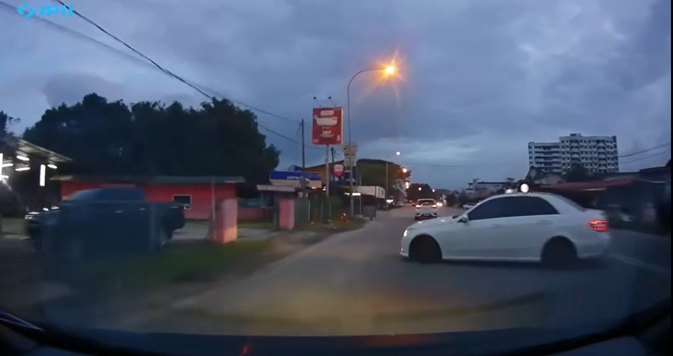 视频 | 马赛地路中央突然U转 轿车为闪避撞灯柱怒对方撞后逃！