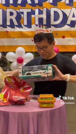 视频|给26岁寿星公生日惊喜 死党预约麦当劳办派对