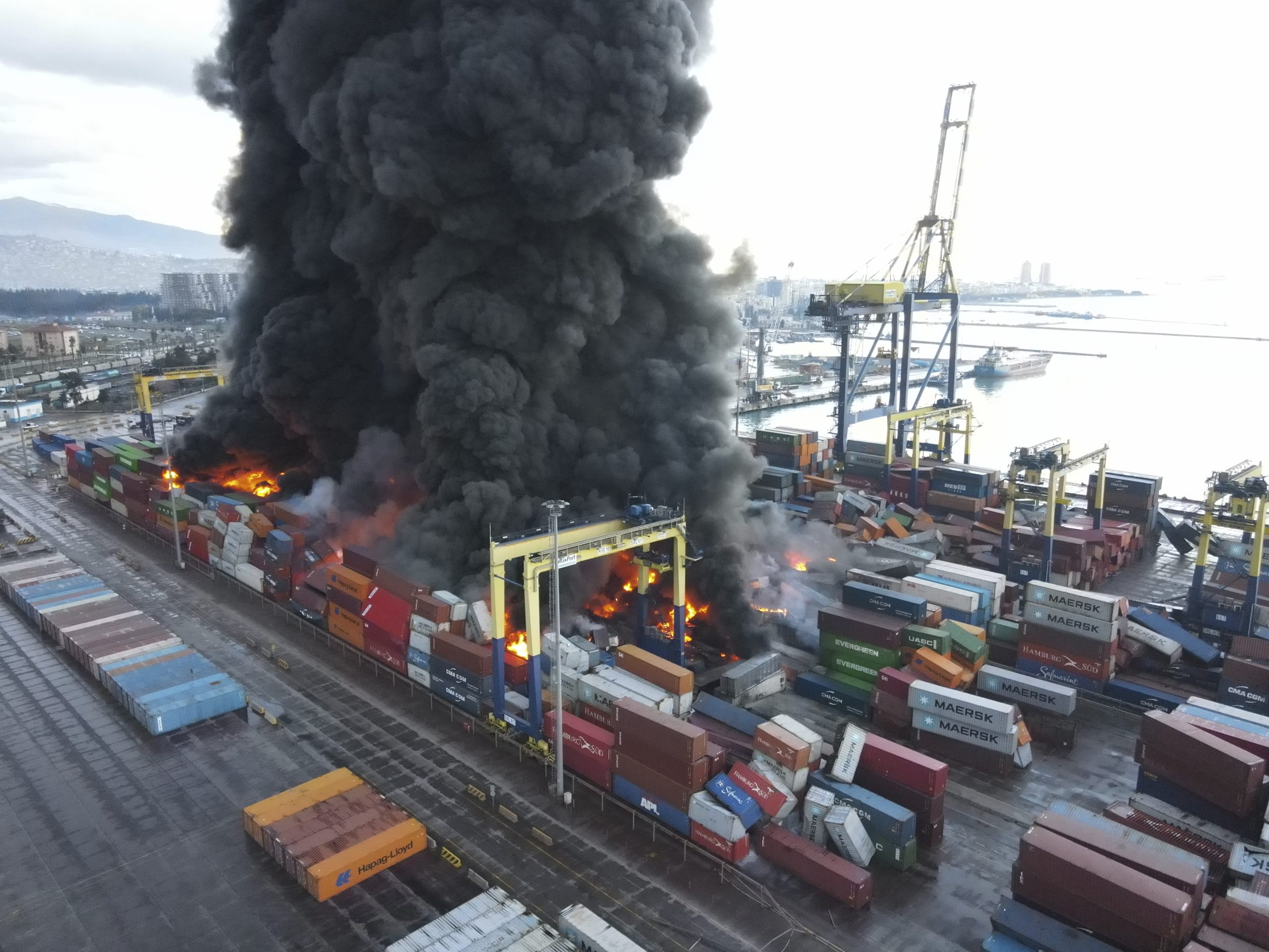 货柜像积木般散落画面曝！ 土耳其港口陷入火海延烧两天